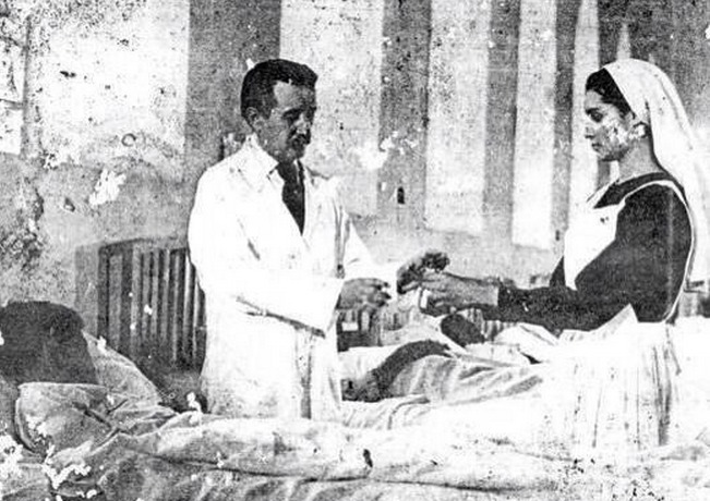 Dr. José Gregorio Hernández practicing medicine